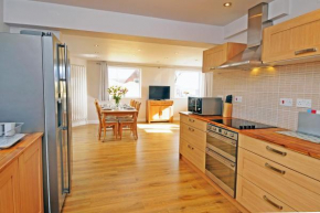 Whitby Spacious Rugby Field Cottage with off-street parking and EV fast point for electric cars